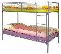 Patrová postel s kovovou konstrukcí